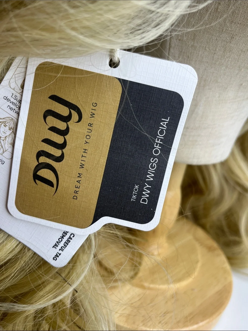 DWY Lace front NWT Ombre Blonde Wavy wig with Subtle Ash Highlights